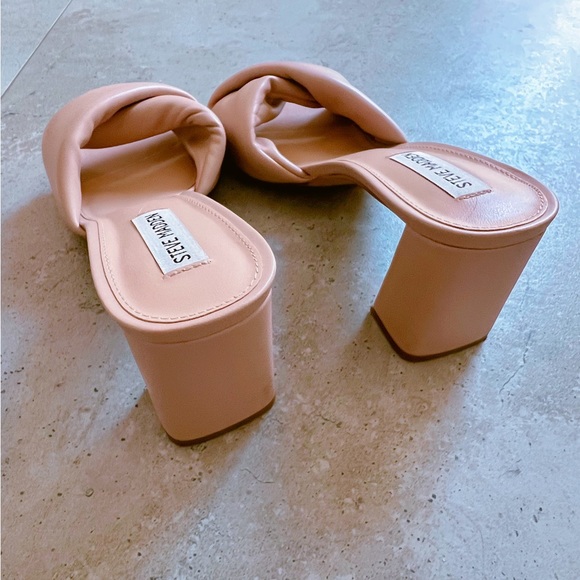 Super soft Steve Madden Knot Sandal - Picture 2 of 3